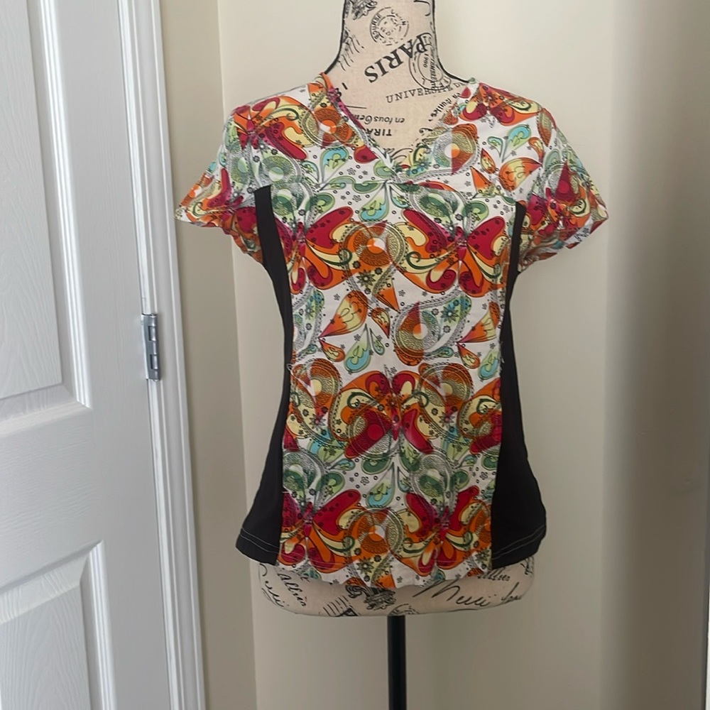 Scrub top with pockets